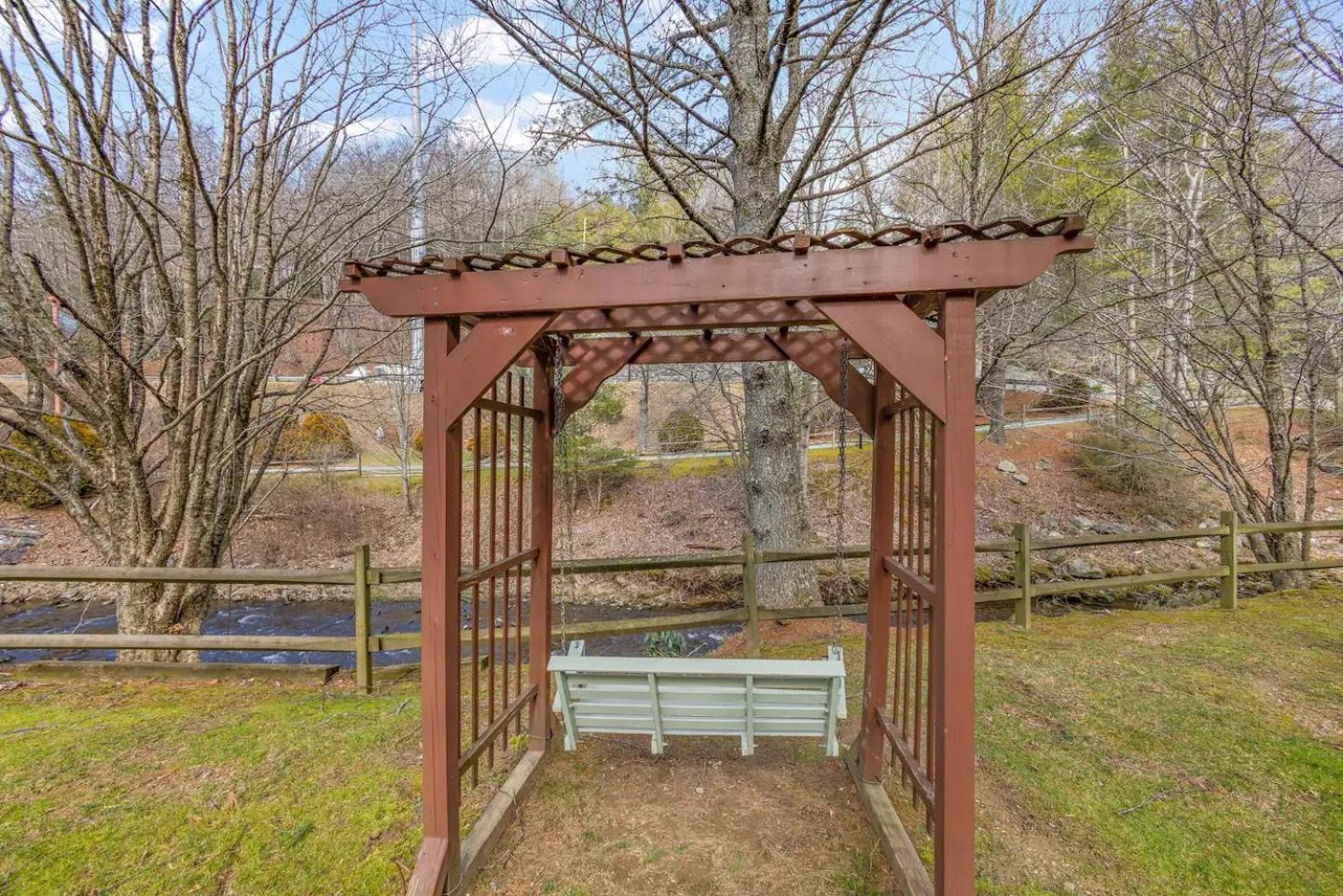 Charming Modern With Hiking Trails And Fire Pit Blowing Rock